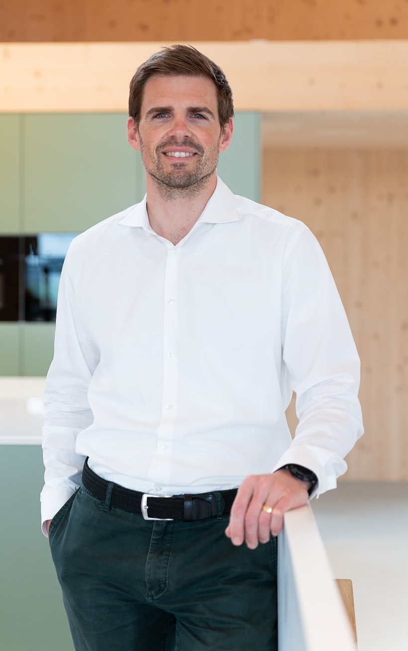Manuel Hunkeler von 1a hunkeler Die 1a hunkeler fenster AG und 1a hunkeler holzbau AG aus Ebikon macht sich seit vielen Jahren stark für eine nachhaltige Produktion von Fenstern und Holzbauten. Bereits jetzt werden ihre Produkte zu 100 % mit erneuerbaren Energien hergestellt.